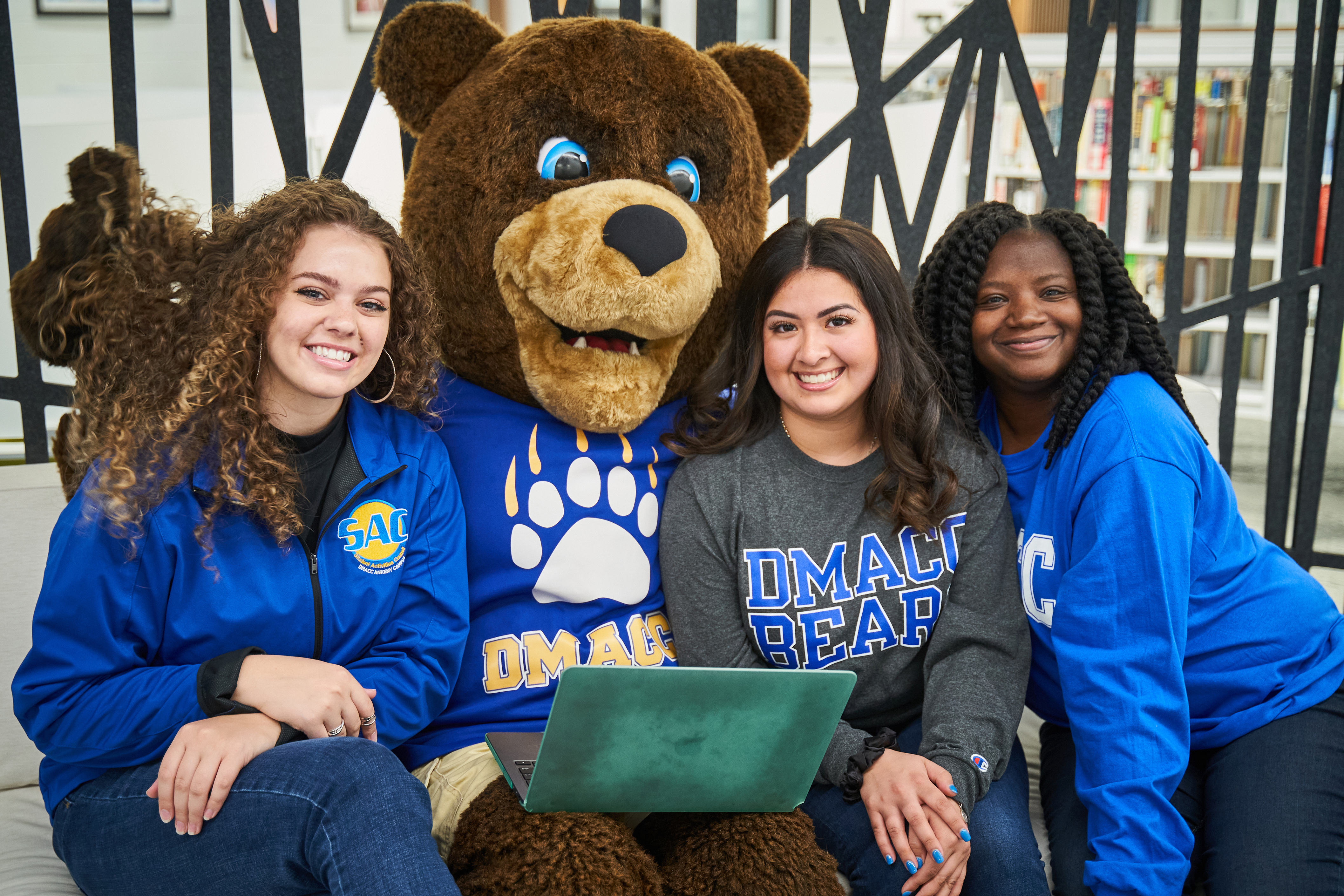 DMACC Students and Mascot